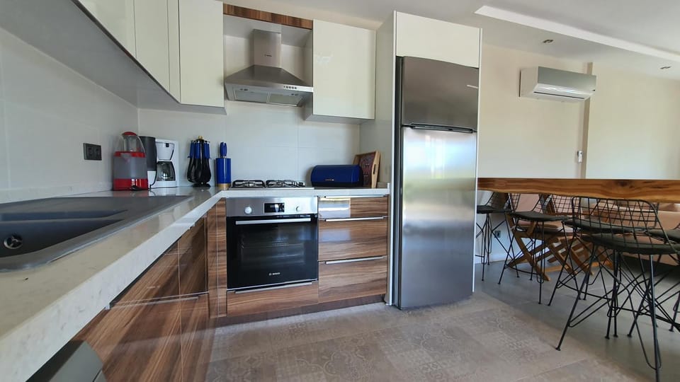 Kitchen or kitchenette, minibar, oven, stove