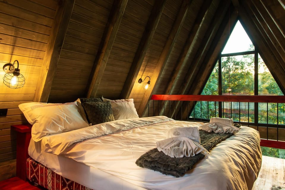 Bed, Photo of the whole room, Bedroom, towels