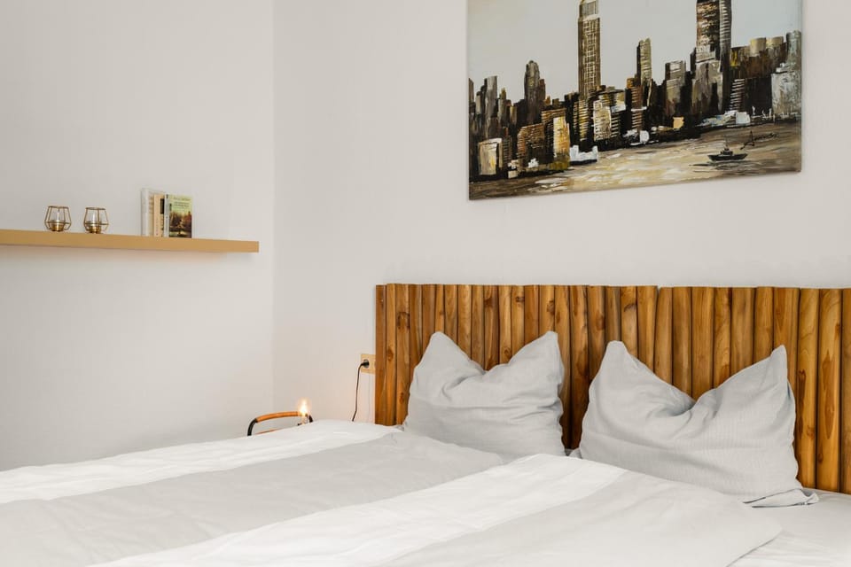 Bed, Photo of the whole room, Decorative detail, Bedroom
