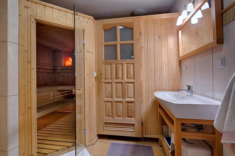 Shower, Toilet, Sauna, Bathroom, Spa and wellness centre/facilities, Photo of the whole room, Decorative detail, Area and facilities