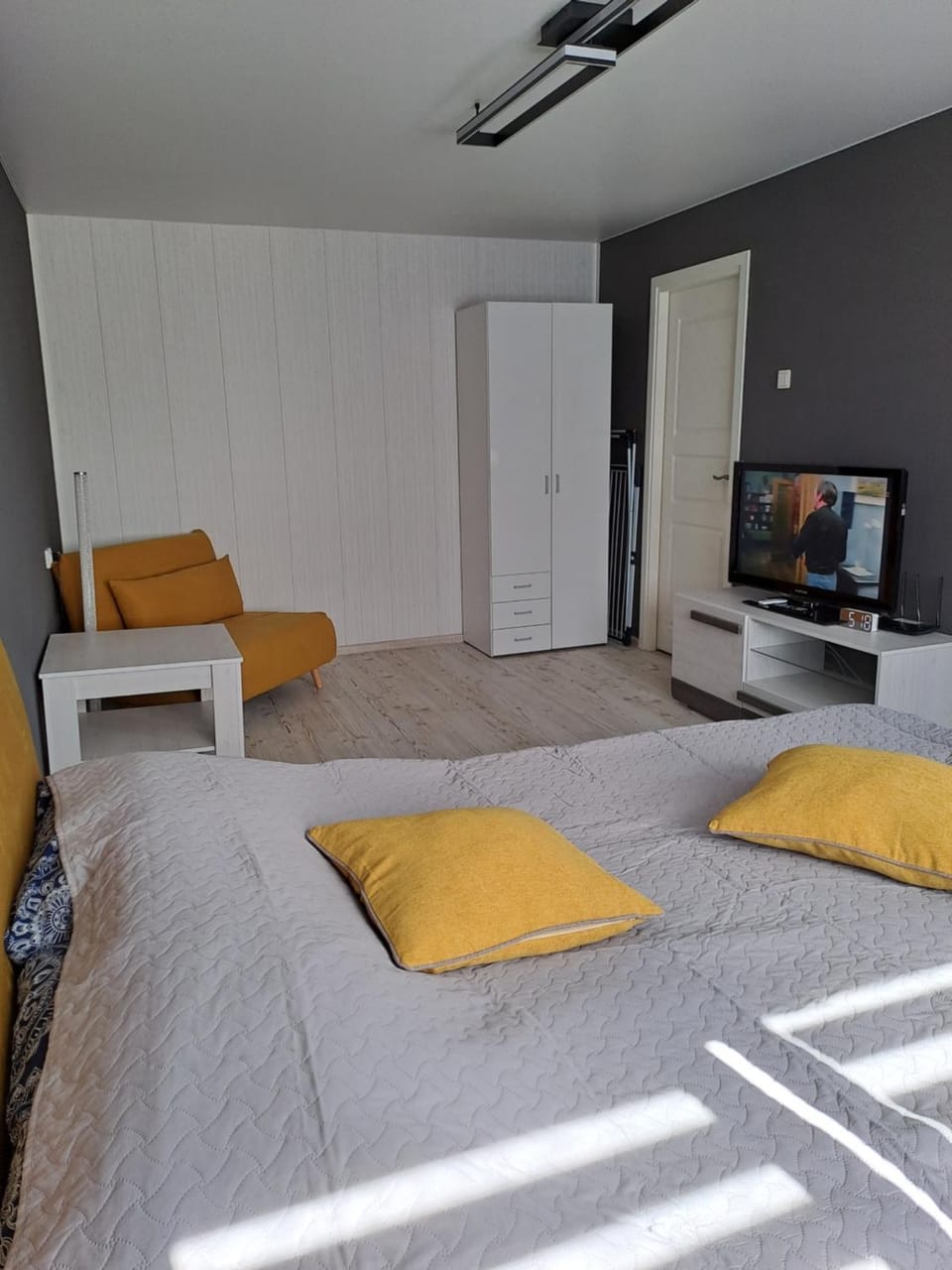 Bed, TV and multimedia, Living room, Photo of the whole room, Seating area, wardrobe