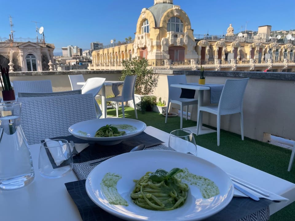 Restaurant/places to eat, Restaurant/places to eat, Balcony/Terrace, Balcony/Terrace