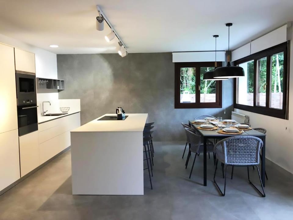 Kitchen or kitchenette, Dining area, stove