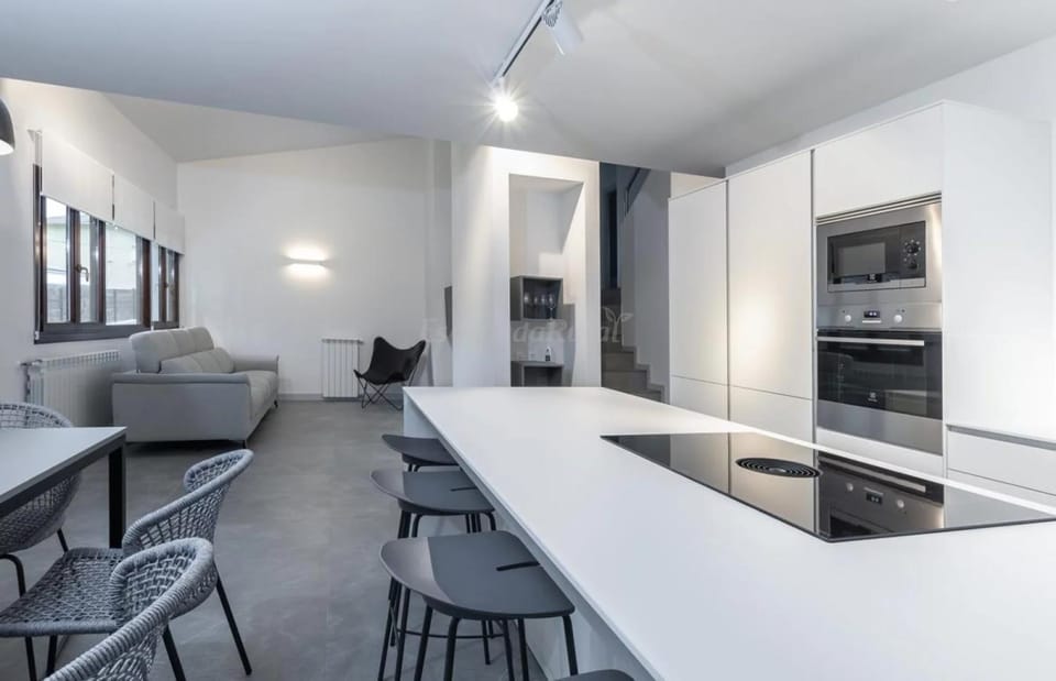 Kitchen or kitchenette, Living room, Seating area, Dining area, oven, stove