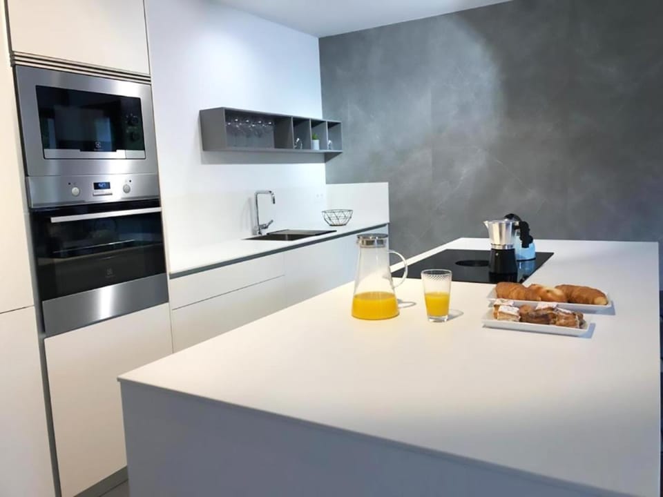 Coffee/tea facilities, Kitchen or kitchenette, stove, toaster