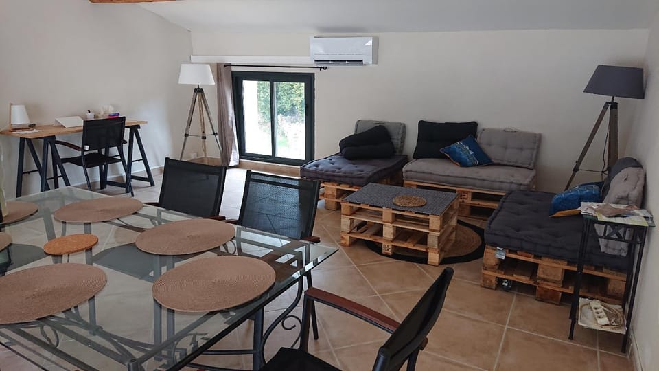 Living room, Seating area, Dining area