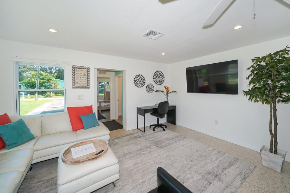 Modern & Fresh - Less than 3 miles to the Beach! House in Sarasota