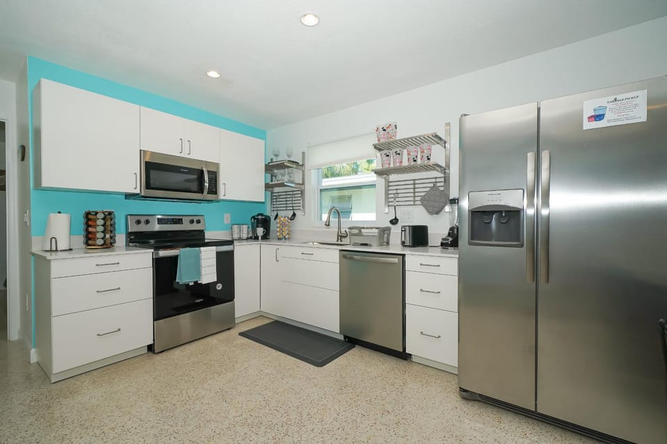 Modern & Fresh - Less than 3 miles to the Beach! House in Sarasota