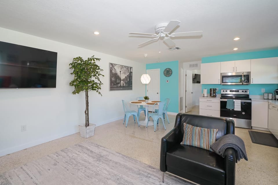 Modern & Fresh - Less than 3 miles to the Beach! House in Sarasota
