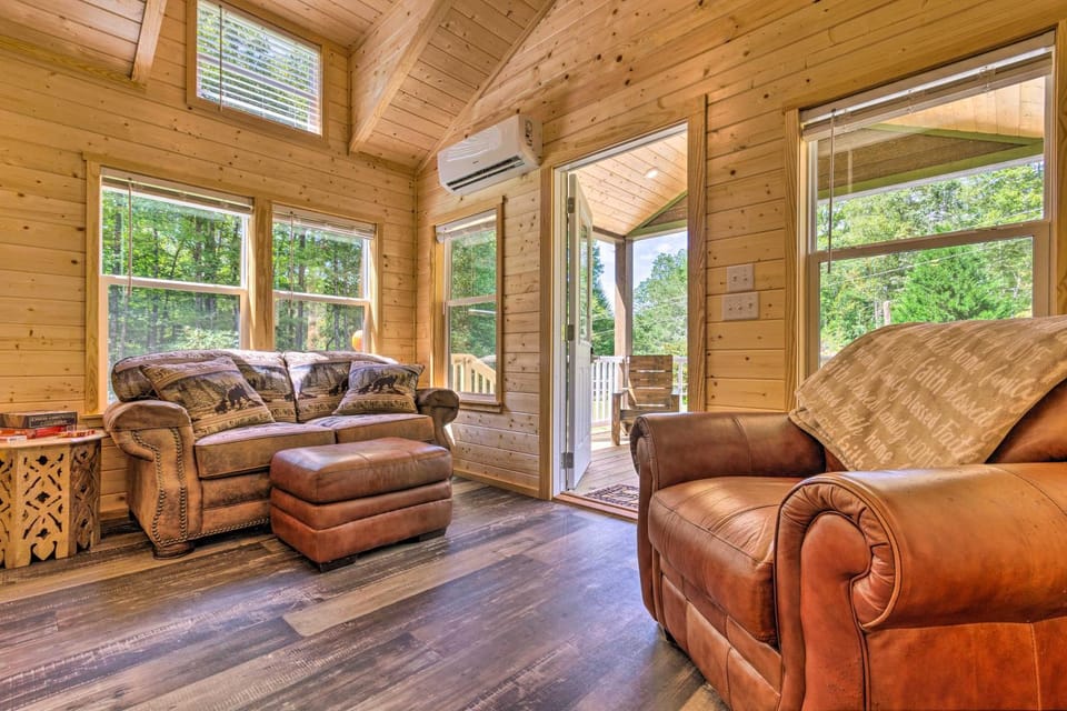 Quaint Mtn Cabin: Tiny Living Near Big Adventure Cabin in Tennessee