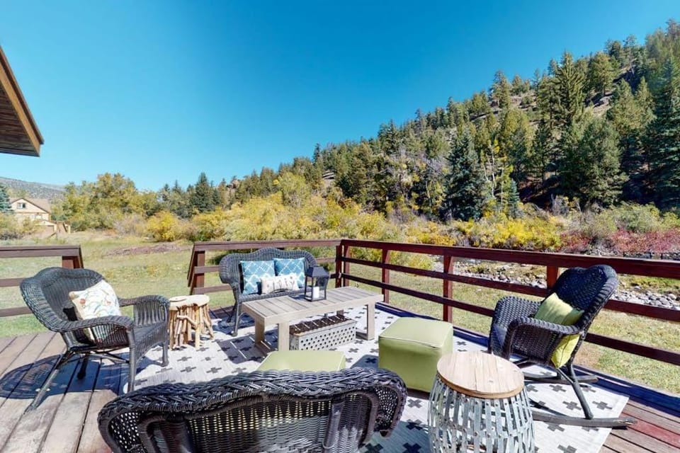 Two Rivers Retreat House in South Fork