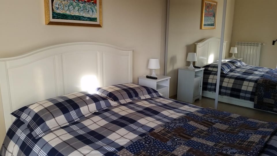 Bed, Photo of the whole room, Decorative detail, Bedroom