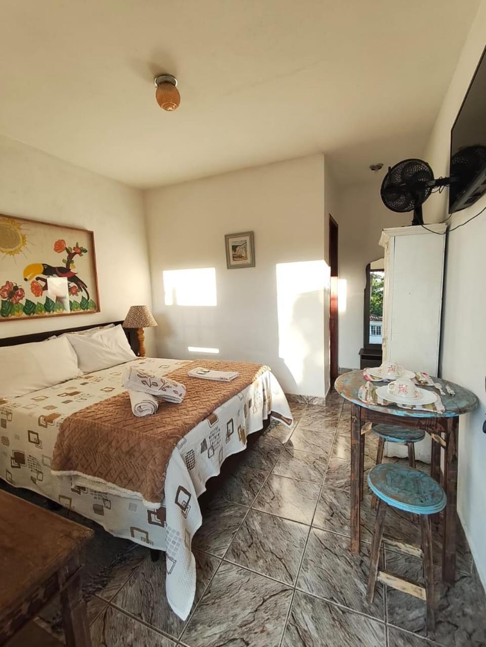 Bed, TV and multimedia, Photo of the whole room, Bedroom, towels