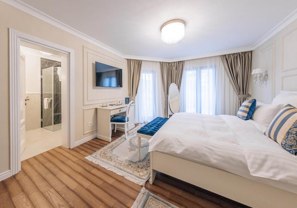Bed, TV and multimedia, Photo of the whole room, Bedroom, oven