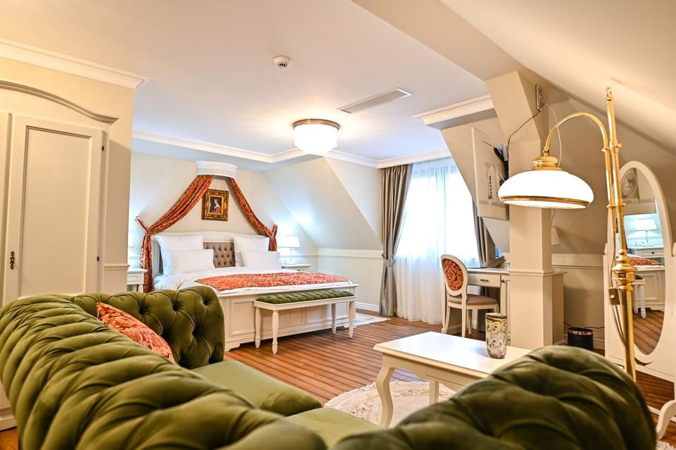 Bed, Living room, Business facilities, Decorative detail, Seating area, Bedroom, Breakfast, wardrobe