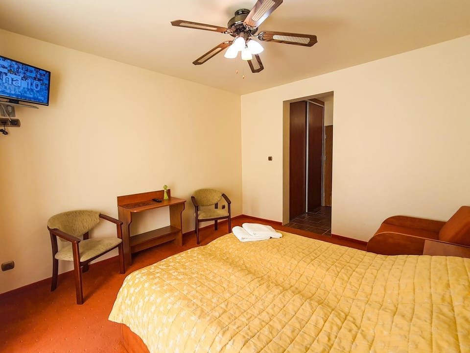 Bed, TV and multimedia, Photo of the whole room, Bedroom, Area and facilities