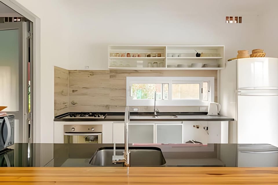 Kitchen or kitchenette, Dining area, minibar, oven, pet friendly, stove
