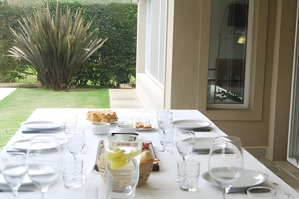 Patio, Day, Garden, Food and drinks, Business facilities, Seating area, Dining area, Food, Garden view, Lunch, Dinner, Drinks, Alcoholic drinks