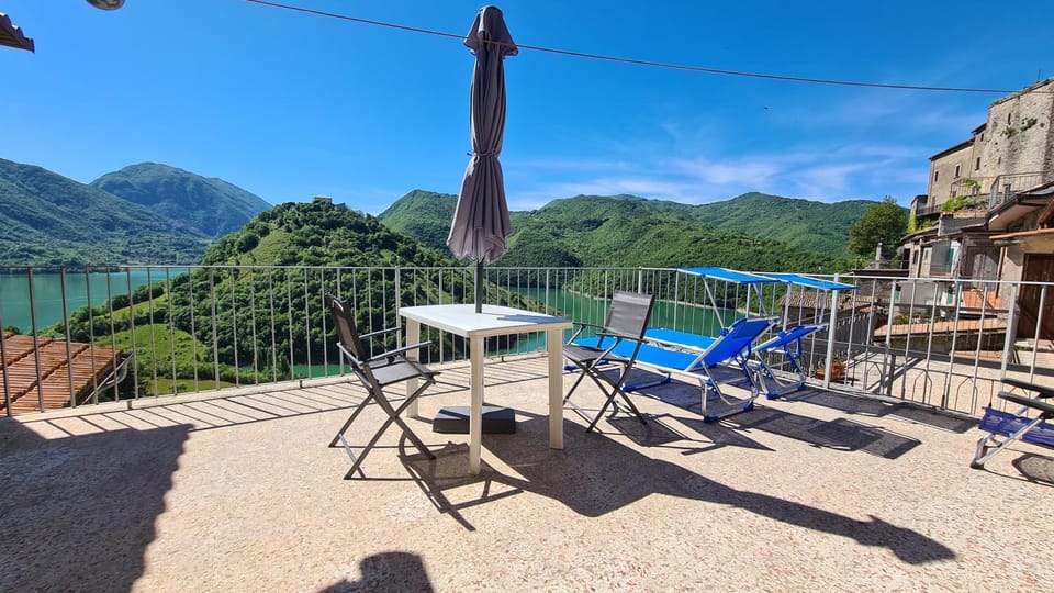 View (from property/room), Balcony/Terrace, Lake view, Mountain view