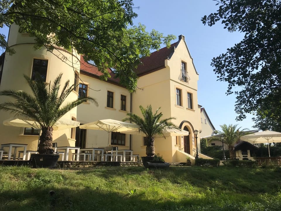 Property building, Restaurant/places to eat, Spring, Garden, Balcony/Terrace, Banquet/Function facilities, Garden view, wedding