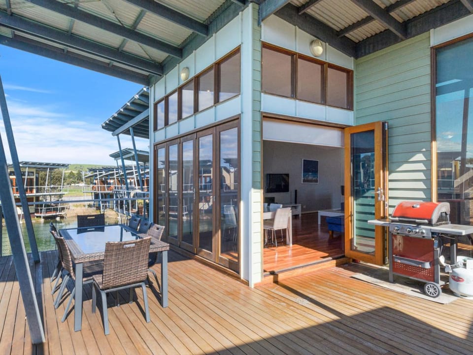 Large Villa, overlooking lagoon close to the pool. Villa in Normanville