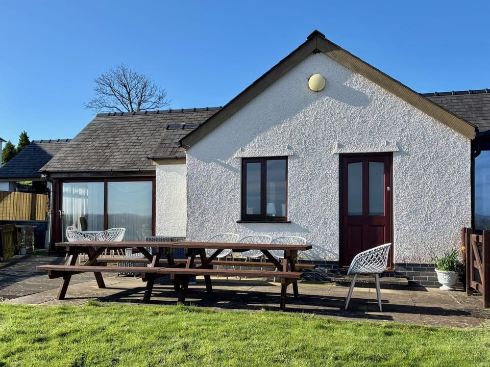 Property building, Patio, Garden, Dining area, Garden view