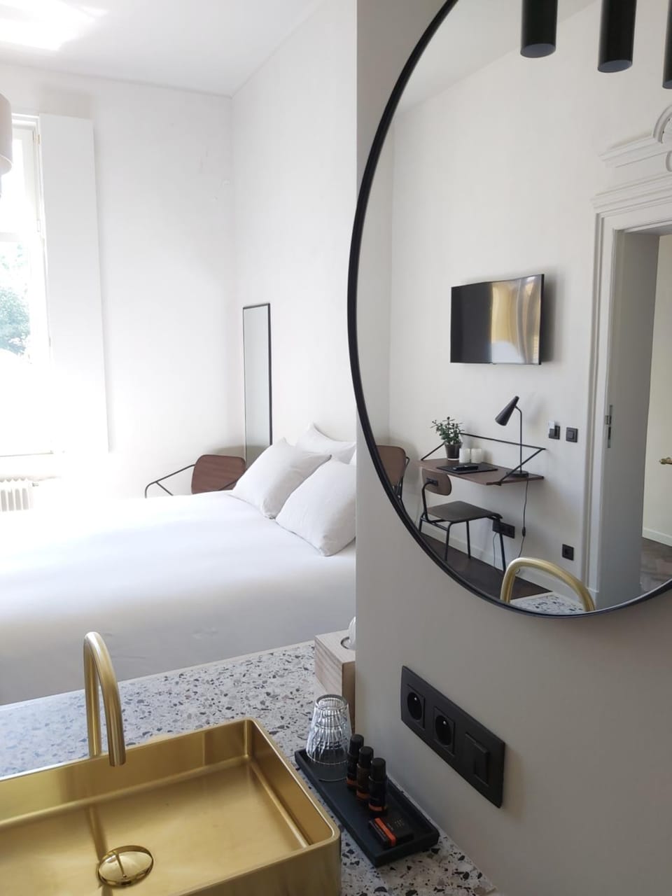 Bed, TV and multimedia, Photo of the whole room, Bedroom