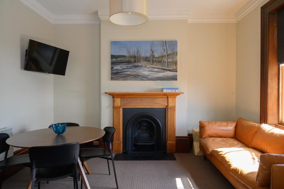 Cromwell Apartment - 3 Red Doors Battery Point Apartment in Tasmania