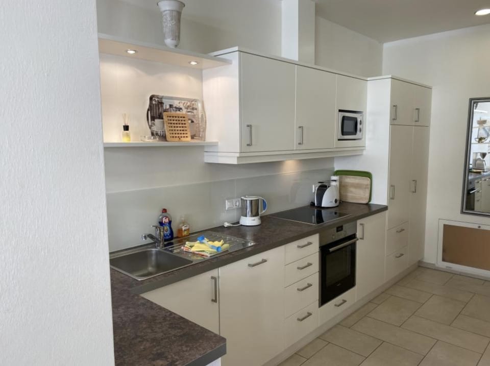 Coffee/tea facilities, Kitchen or kitchenette, dishwasher, oven, stove, toaster