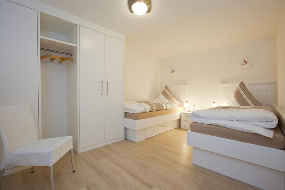 Bedroom, towels, wardrobe