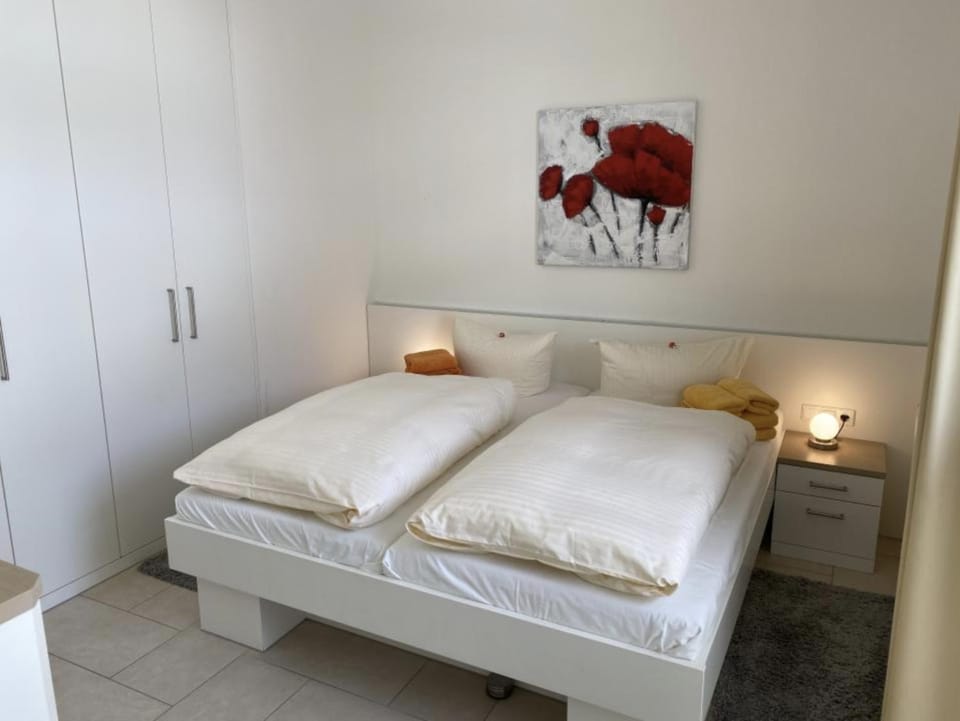 Bed, Bedroom, towels