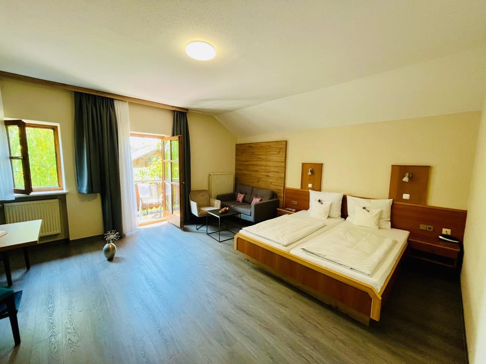 Bed, Photo of the whole room, Seating area