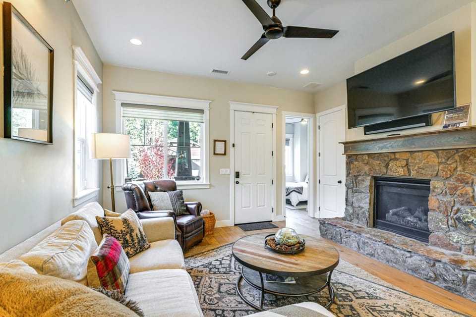 Hot Tub + Fire Pit: Modern Flagstaff Home House in Flagstaff