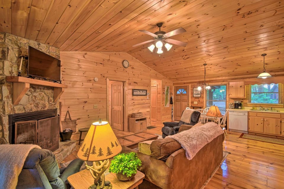 'Pinot & Pine' Chic Log Cabin ~ 5 Mi to Blue Ridge Cabin in Georgia