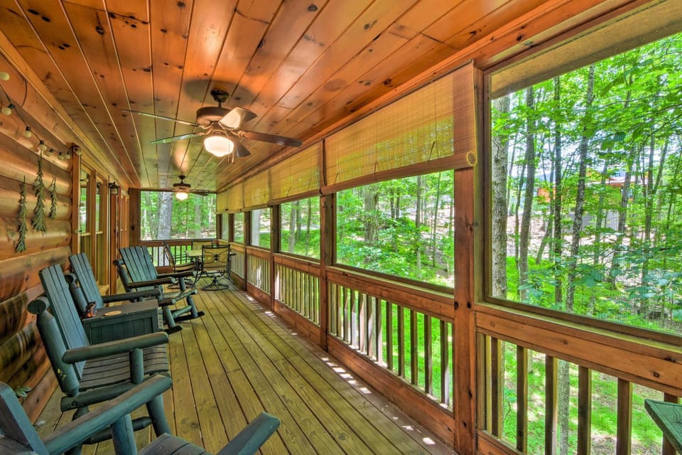 'Pinot & Pine' Chic Log Cabin ~ 5 Mi to Blue Ridge Cabin in Georgia