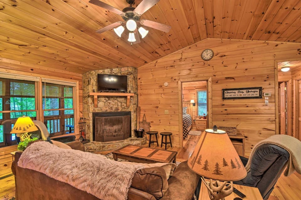 'Pinot & Pine' Chic Log Cabin ~ 5 Mi to Blue Ridge Cabin in Georgia