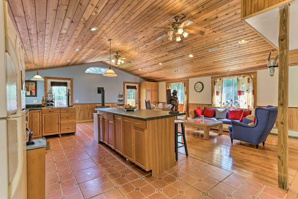 Bright Tucked-Away Cabin w/ Furnished Deck + Grill Cabin in Hudson Valley