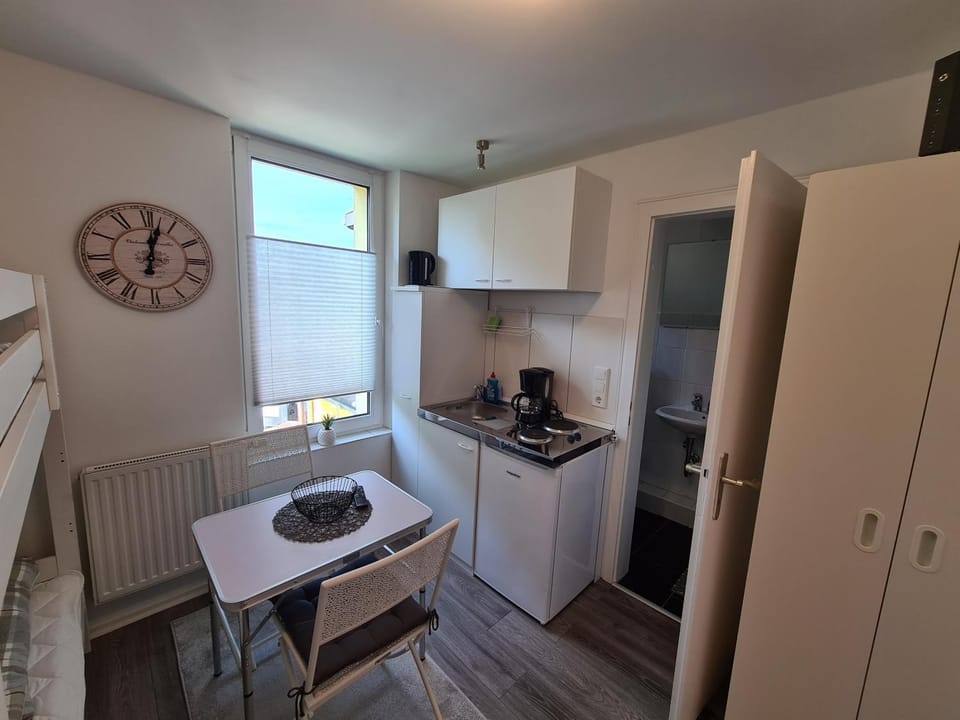 Bathroom, Kitchen or kitchenette, Seating area