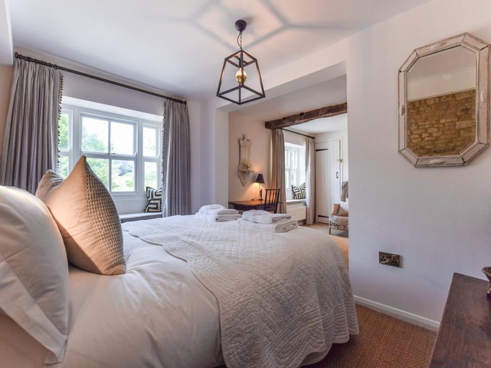 Bed, Seating area, Bedroom