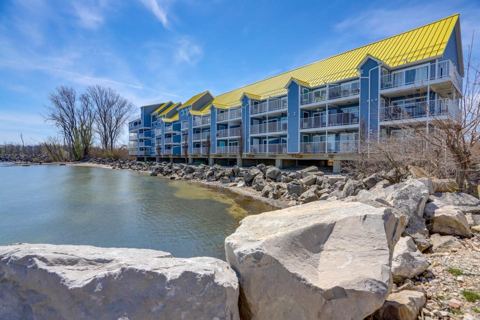 Waterfront Bass Island Retreat w/ Balcony + TV House in Lake Erie