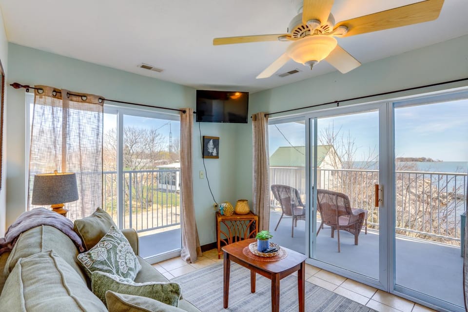 Waterfront Bass Island Retreat w/ Balcony + TV House in Lake Erie