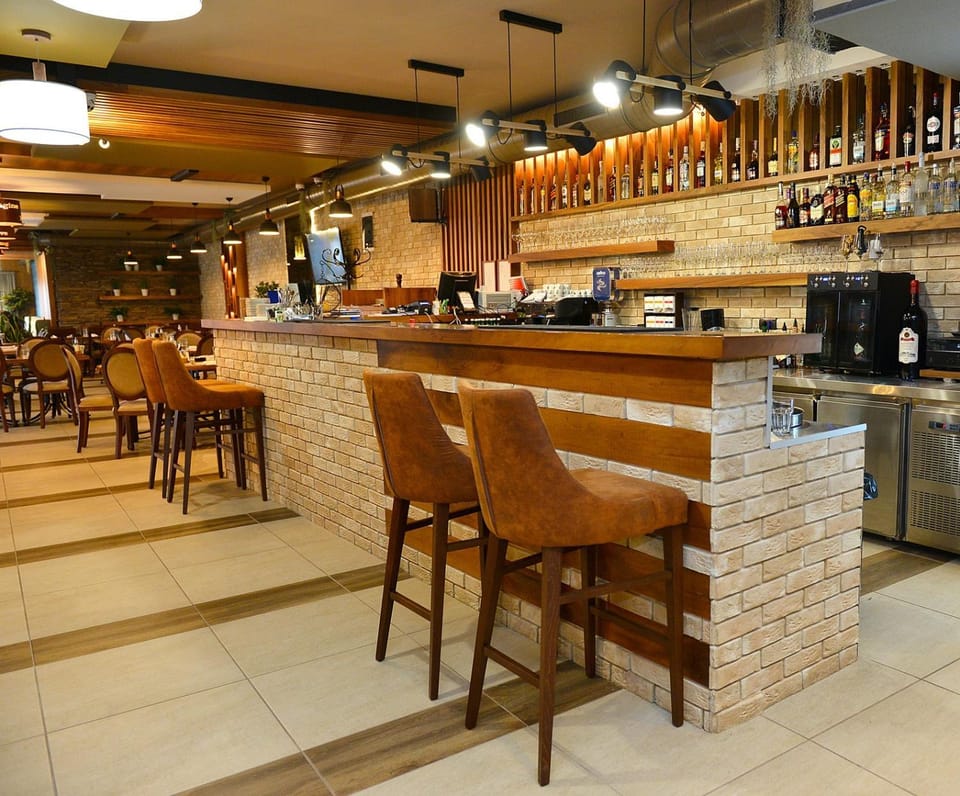 Restaurant/places to eat, Lounge or bar