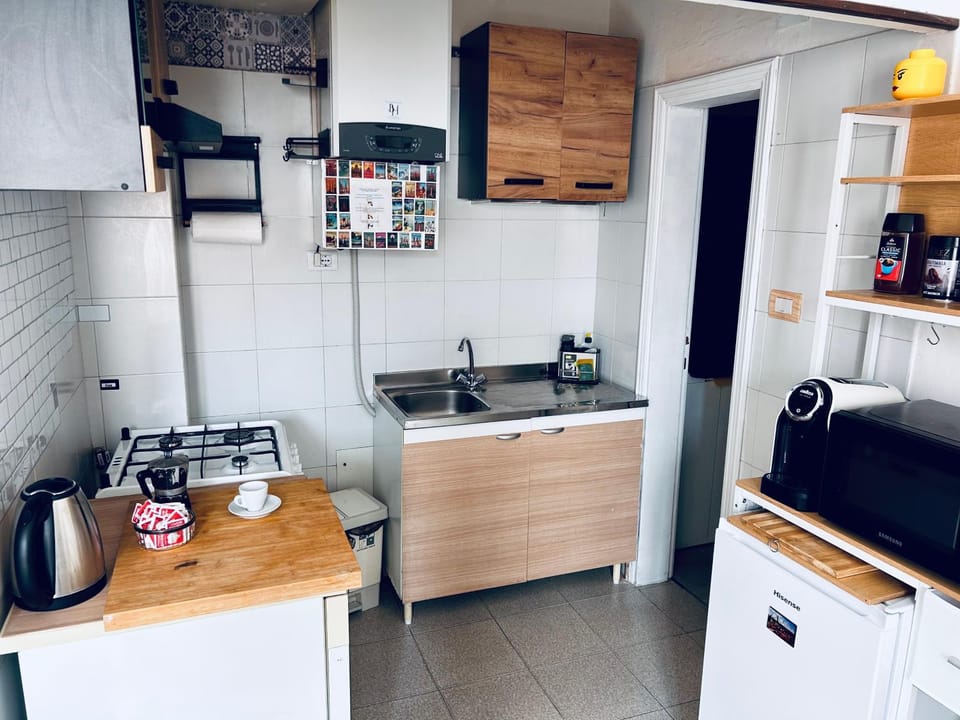 Coffee/tea facilities, Kitchen or kitchenette, oven, stove