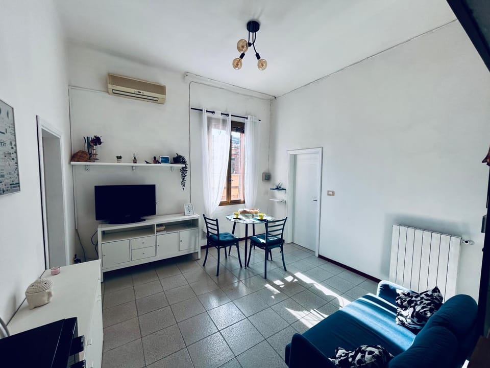TV and multimedia, Living room, Seating area, Dining area, Evening entertainment, air conditioner