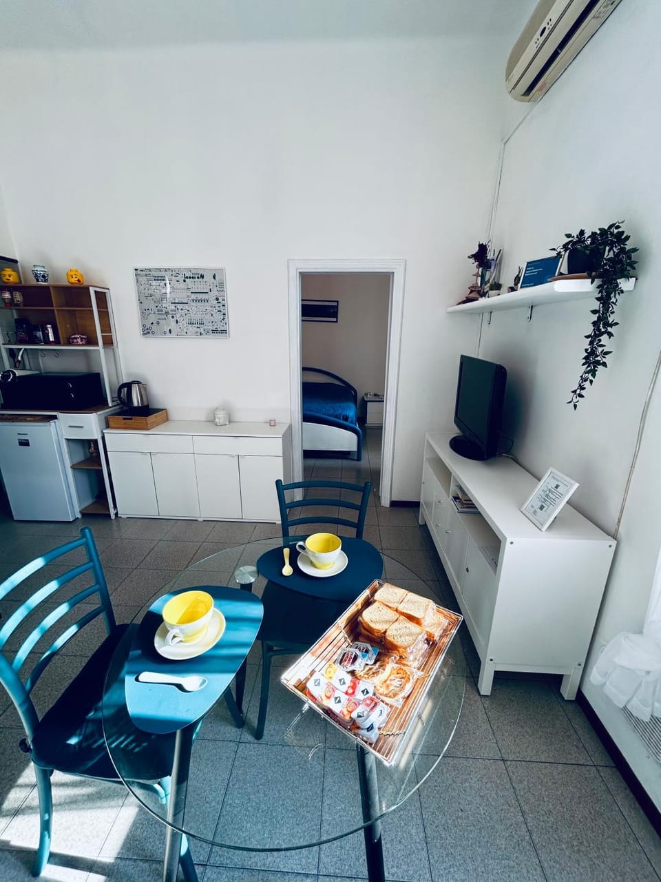 TV and multimedia, Living room, Food and drinks, Seating area, Bedroom, air conditioner