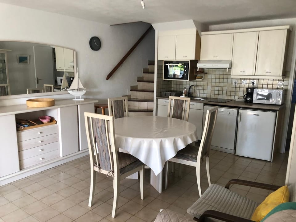 Dining area, kitchen