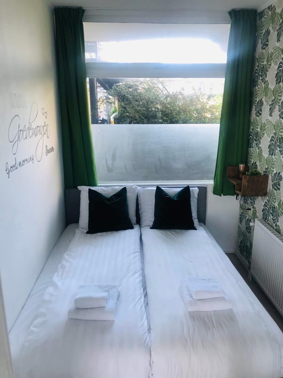 Bed, Bedroom, towels