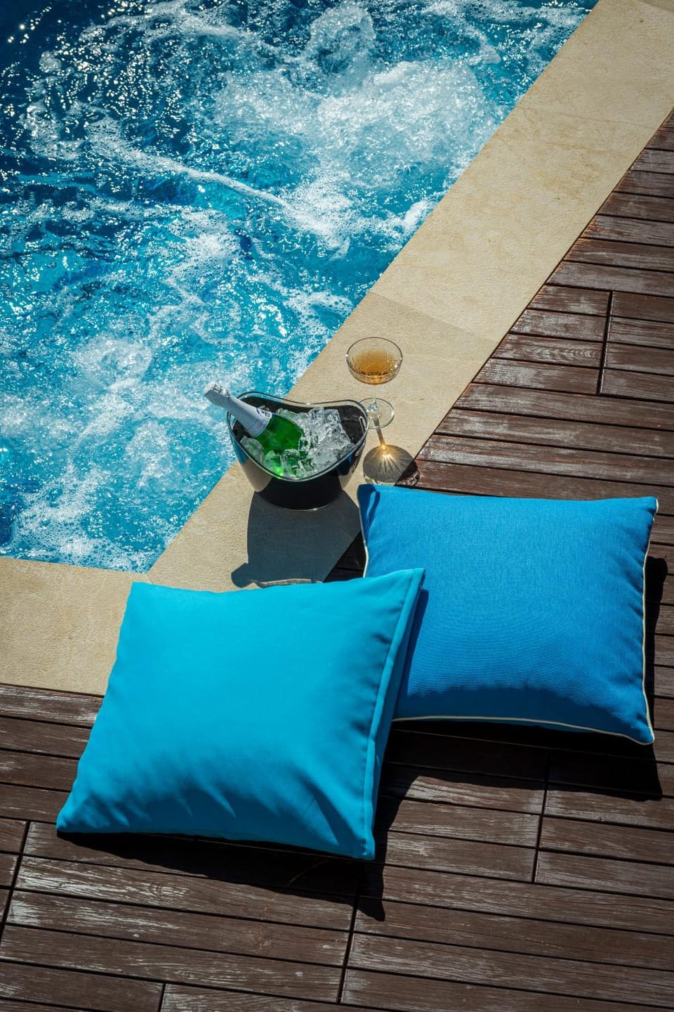 Swimming pool, sunbed