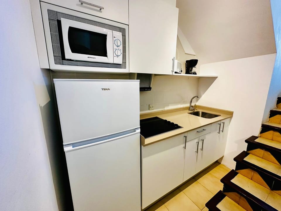 Kitchen or kitchenette, minibar, stove