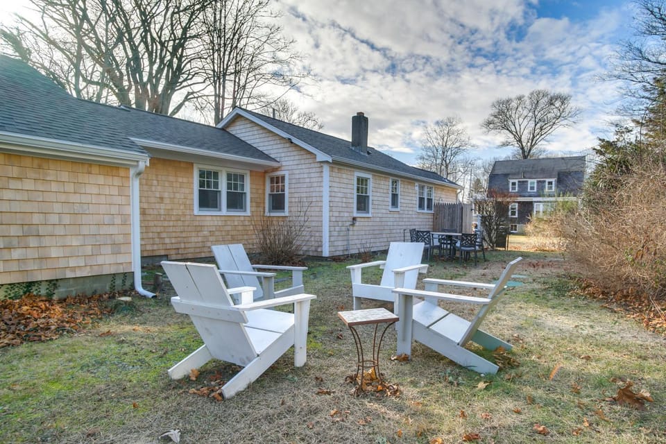 Walk to Monument Beach: Cape Cod Cottage w/ Grill House in Pocasset